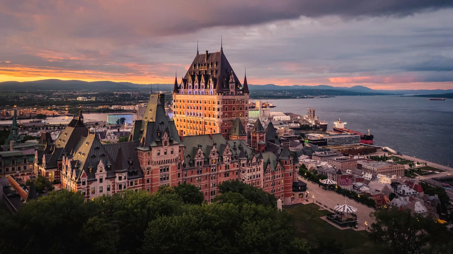 Le Château Frontenac au soleil couchant, Québec