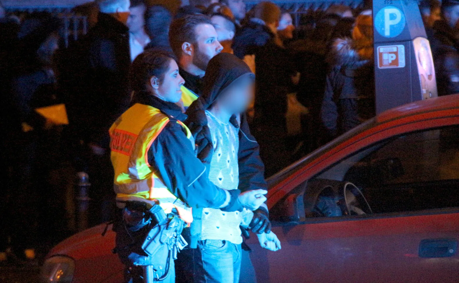 Interpellation de nuit à Cologne, visage flouté par l’agence