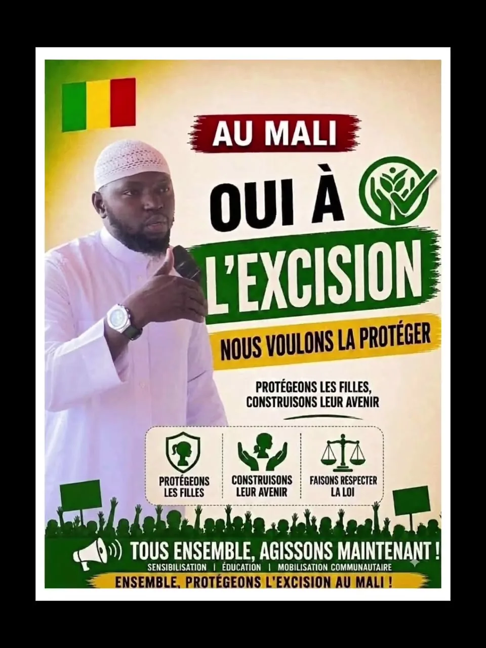 Deux hommes devant une affiche Oui à l’excision