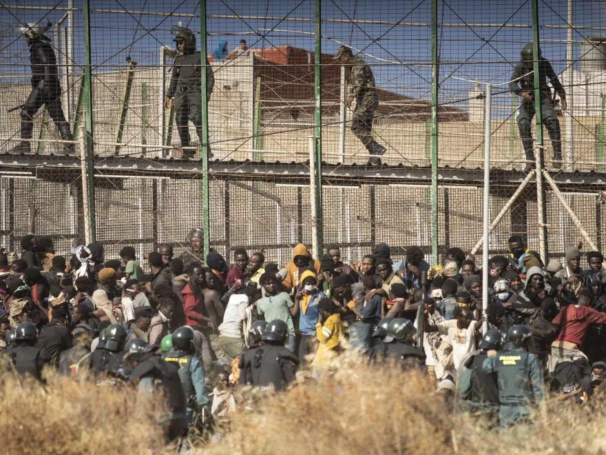 Foule pressée contre les grilles de Melilla, forces à l’étage