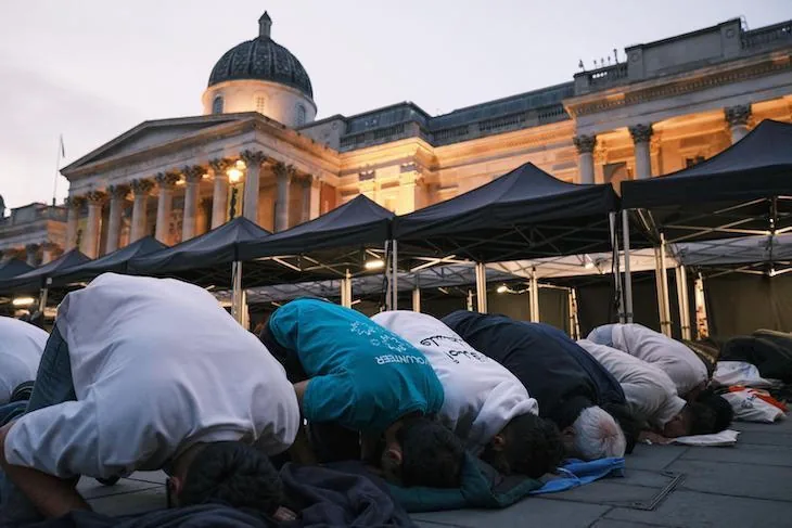 Prière collective occupant Trafalgar Square