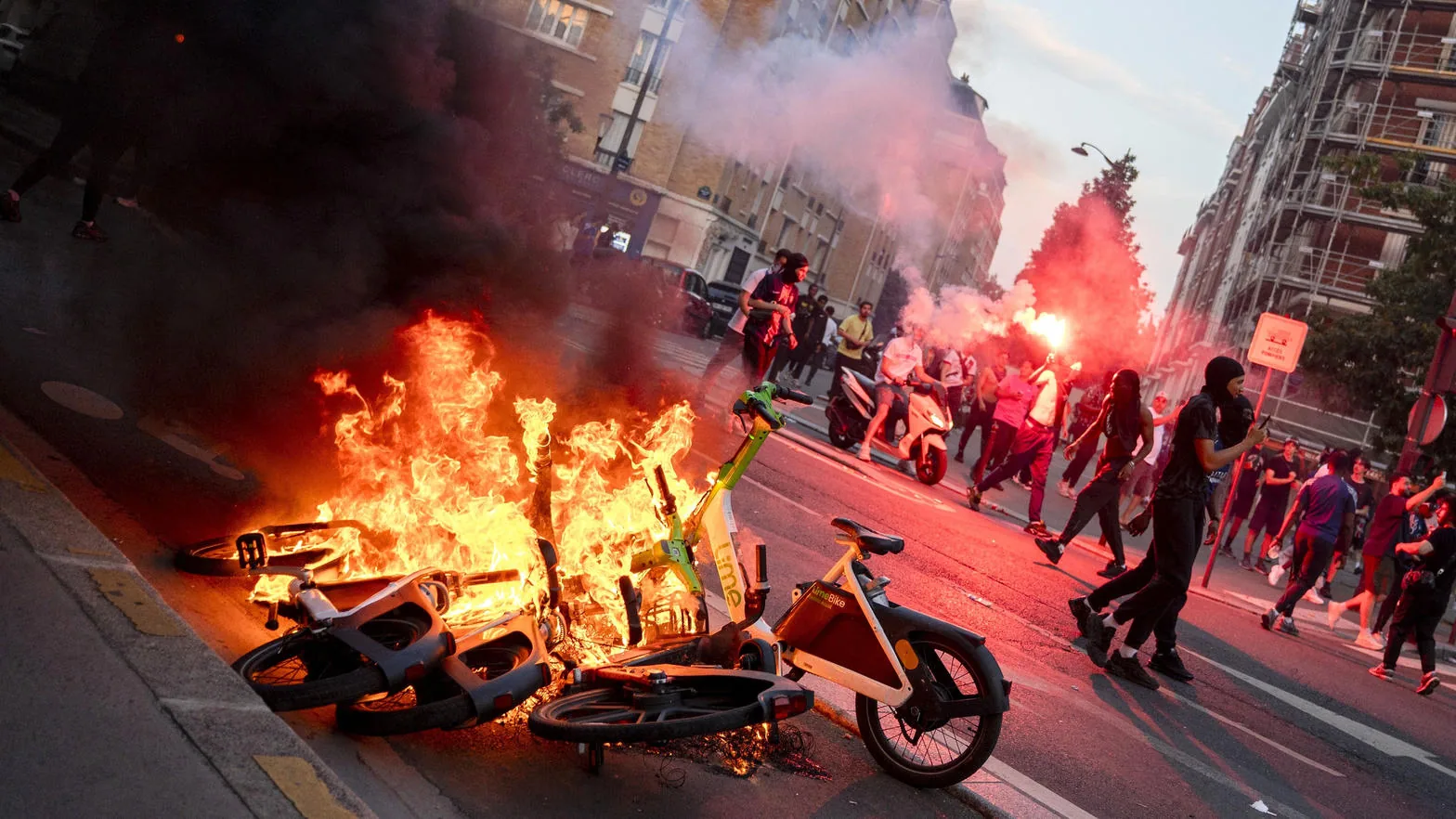 Foule et fumigènes sur les Champs-Élysées